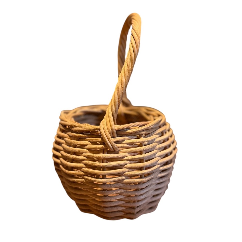 Vintage Small Round Wicker Basket with Twisted Handle Scalloped Base 6 Inch - Picture 5 of 9